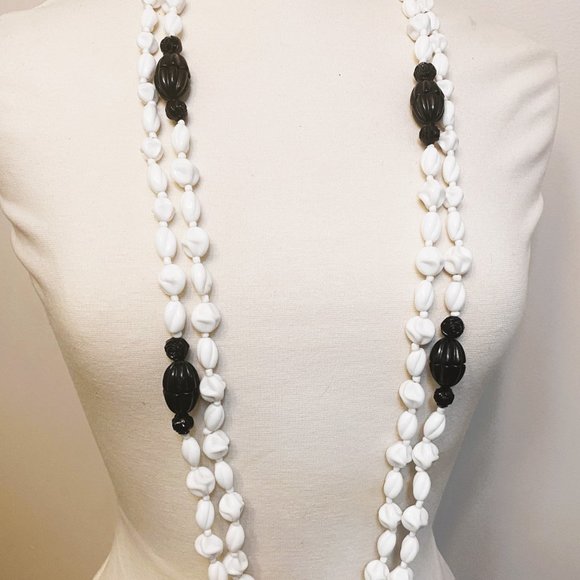 Vintage MIRIAM HASKELL Signed White MILK Glass & Black Beads Long necklace - Picture 2 of 7
